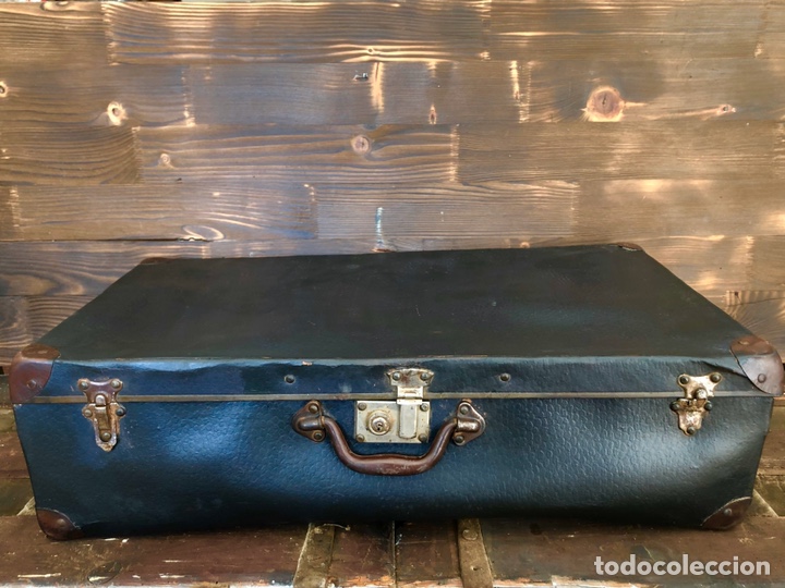 Antig&uuml;edades: Maleta negra a&ntilde;os 40-50.