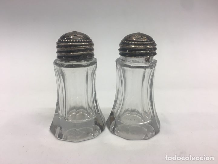 Antiguidades: Pareja de saleros antiguos de cristal en caras, boquilla de plata con sello contraste de estrella