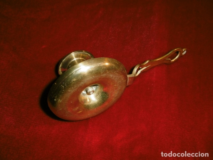 Antig&uuml;edades: ANTIGUO PORTAVELAS O ESPALMATORIA BRONCE CON MANGO. - Foto 2
