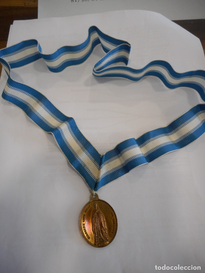 Antig&uuml;edades: Medalla de la Virgen con cinta para el cuello - Foto 1