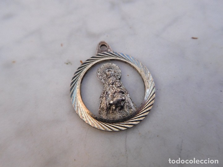 Antig&uuml;edades: Medalla de plata maciza de Virgen a identificar - Foto 1