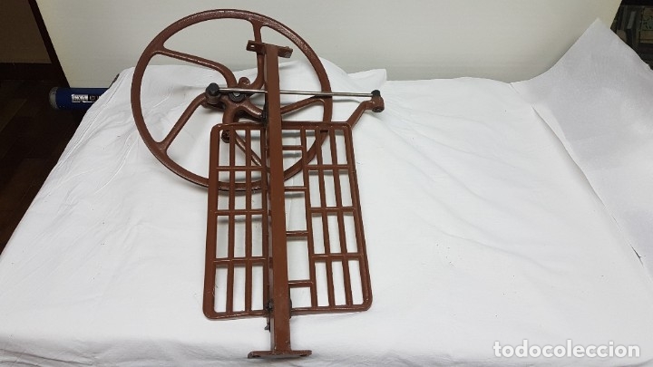 Antig&uuml;edades: Pie rueda de maquina de coser