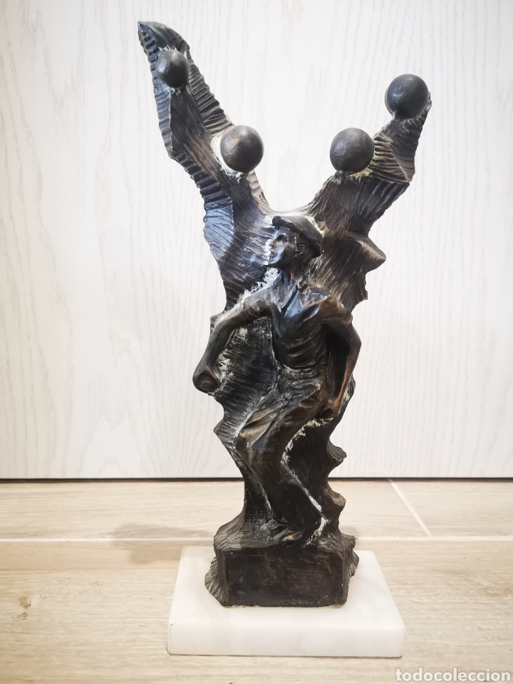 Antiquit&eacute;s: Escultura jugador de bolos, firmada. 36cm altura