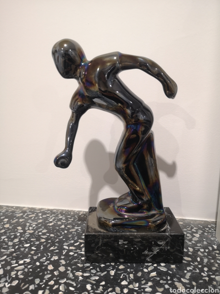 Oggetti Antichi: Escultura, figura metal jugador de bolos 25cm de alto