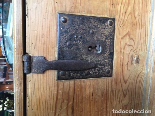 Antig&uuml;edades: BAUL ARCA DE PINO ANTIGUO CON HERRAJES - Foto 2