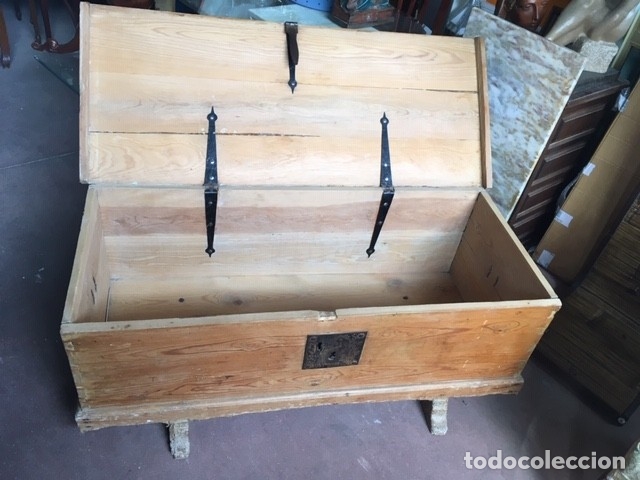 Antig&uuml;edades: BAUL ARCA DE PINO ANTIGUO CON HERRAJES - Foto 3
