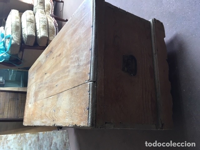 Antig&uuml;edades: BAUL ARCA DE PINO ANTIGUO CON HERRAJES - Foto 5