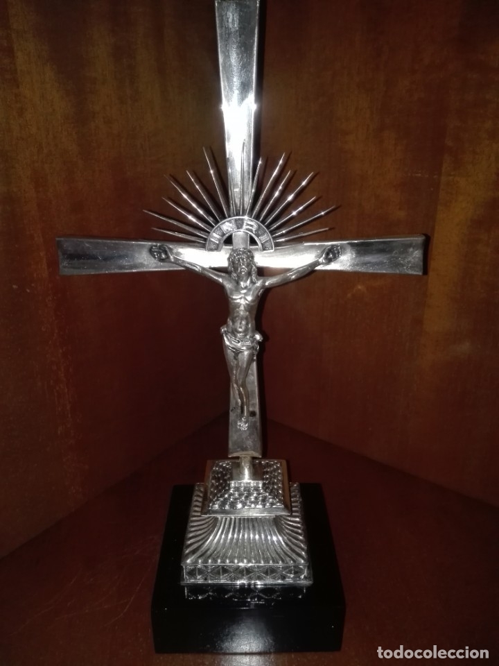 Antig&uuml;edades: Crucifijo de Plata con base de madera - Foto 1