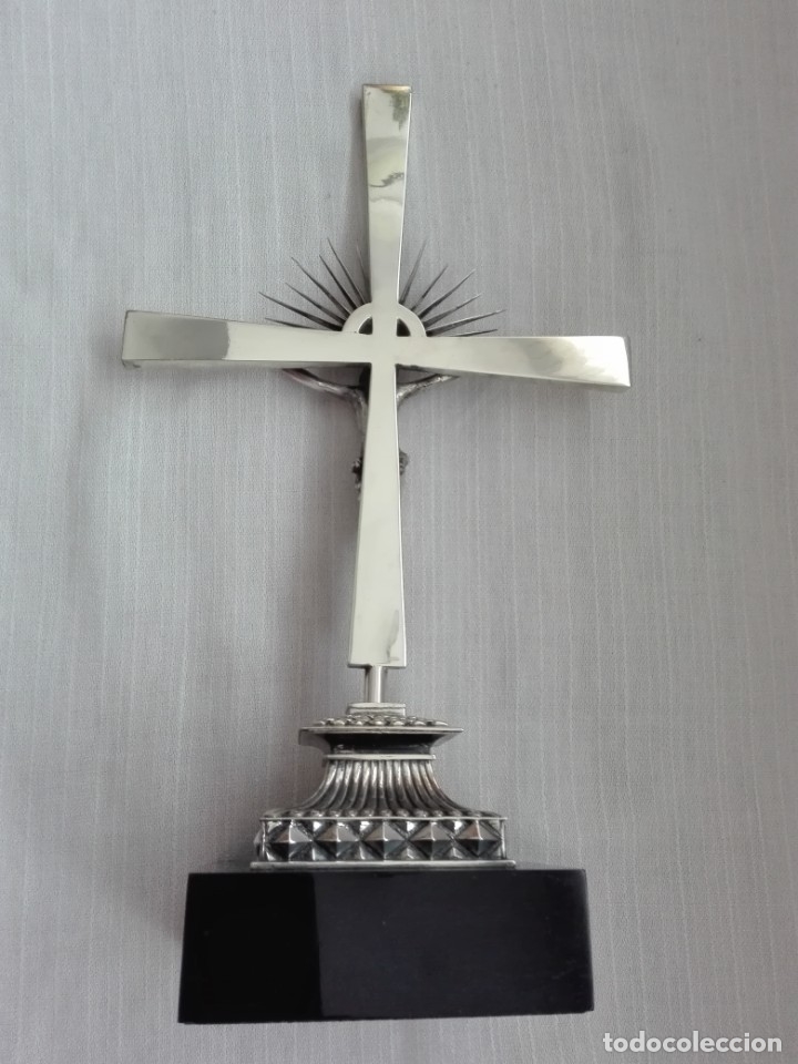 Antig&uuml;edades: Crucifijo de Plata con base de madera - Foto 3
