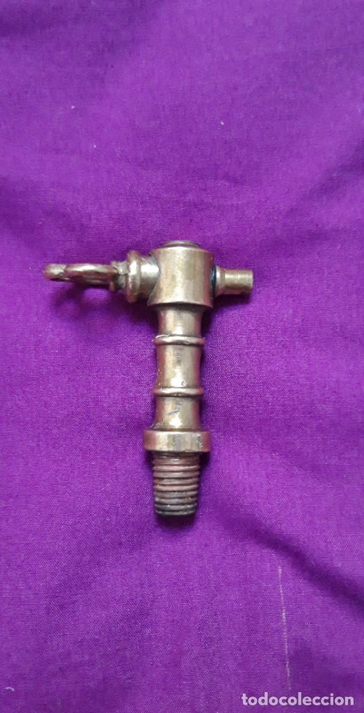 Oggetti Antichi: Grifo de bronce con bonita llave. Peque&ntilde;o. Dise&ntilde;o.