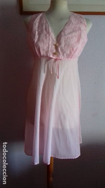 Antig&uuml;edades: CAMISON ROSA CON ENCAJE Y BOTONES DE NACAR. - Foto 1