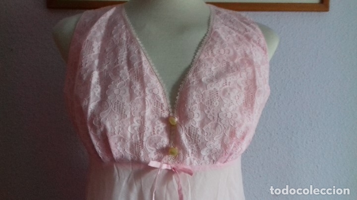 Antig&uuml;edades: CAMISON ROSA CON ENCAJE Y BOTONES DE NACAR. - Foto 2