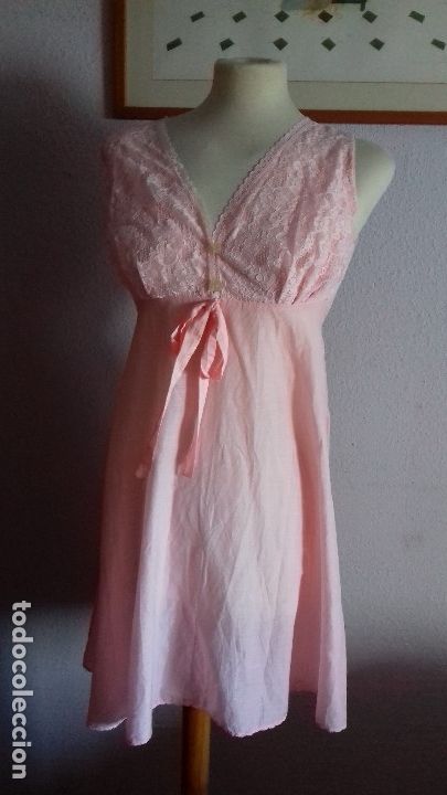 Antig&uuml;edades: CAMISON ROSA CON ENCAJE Y BOTONES DE NACAR. - Foto 1