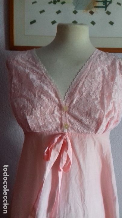 Antig&uuml;edades: CAMISON ROSA CON ENCAJE Y BOTONES DE NACAR. - Foto 2