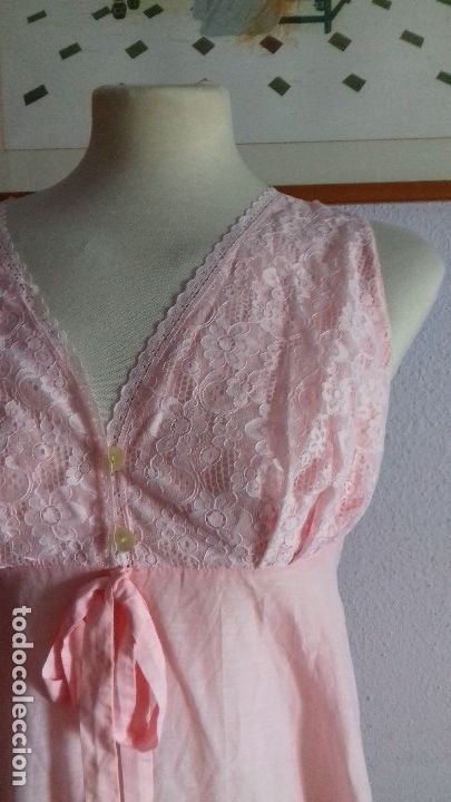 Antig&uuml;edades: CAMISON ROSA CON ENCAJE Y BOTONES DE NACAR. - Foto 3