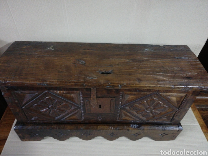 Antig&uuml;edades: Arca casta&ntilde;o tallada - Foto 2