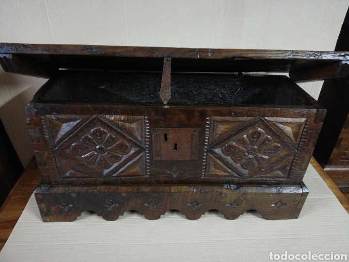 Antig&uuml;edades: Arca casta&ntilde;o tallada - Foto 3