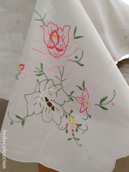 Antig&uuml;edades: Mantel bordado con flores - Foto 1