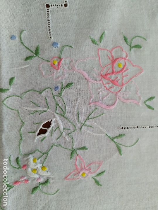 Antig&uuml;edades: Mantel bordado con flores - Foto 2