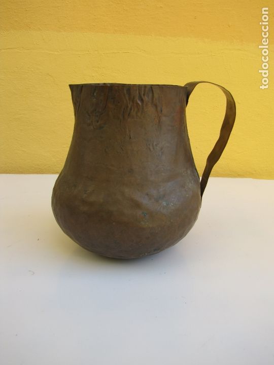 Antiques: Sencilla jarra mesonera para vino toda de cobre. Batida en dos piezas en martinete. S XVIII