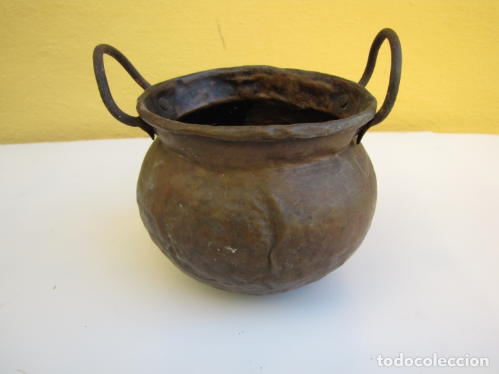 Antiques: Peque&ntilde;o caldero de cobre para llares. Batido en dos piezas en martinete. S XVIII