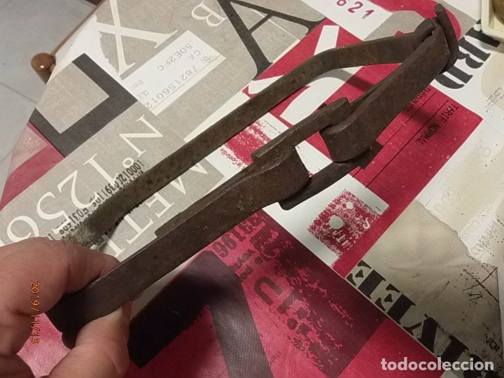 Antiquit&eacute;s: ANTIGUA PIEZA DE HIERRO FUNDIDO - UNEN LAS TRAVIESAS DE MADERA DE LAS VIAS DE TREN.