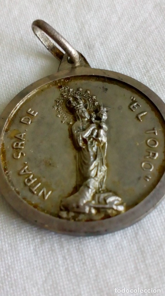 Antig&uuml;edades: Medalla Ntra. Sra. del Toro y el Sgdo. Coraz&oacute;n de Jes&uacute;s - Foto 1