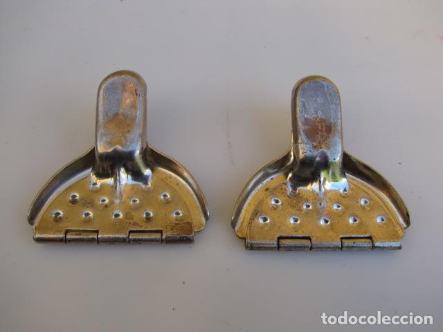 Antiques: Dos exprimidores manuales para los gajos de lim&oacute;n. Ceremonia del t&eacute;. Alpaca