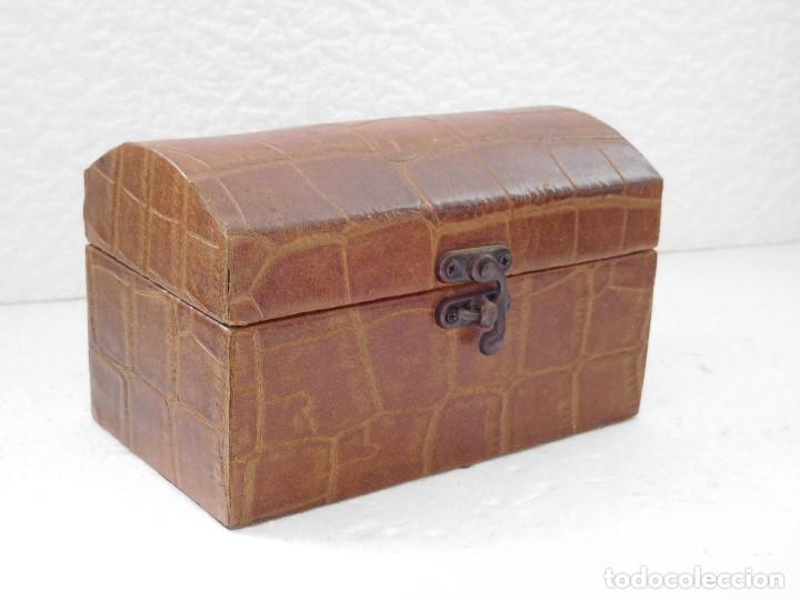 Antig&uuml;edades: JOYERO DE MADERA FORADO DE CUERO EXTERIOR 17X10X10 INTERIOR 16X8X6.