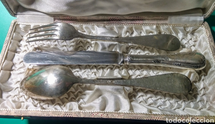 Antig&uuml;edades: 3 Cubiertos de plata contrastada y estuche. - Foto 2
