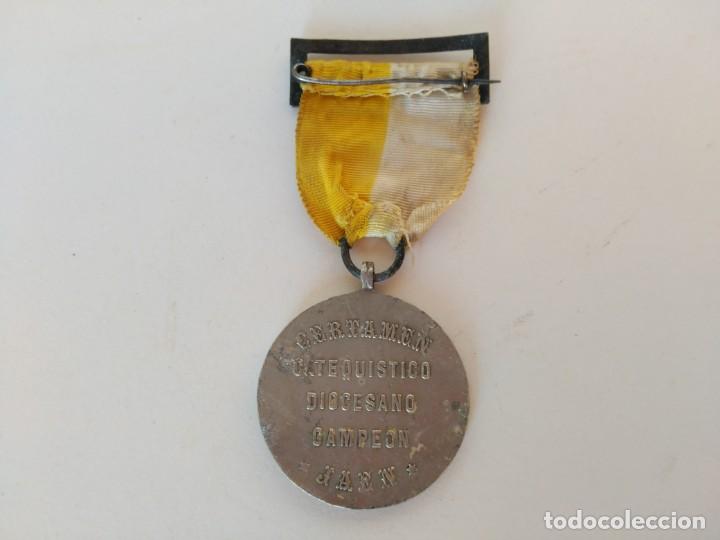 Antig&uuml;edades: Medalla certamen catequ&iacute;stico Ja&eacute;n - Foto 2