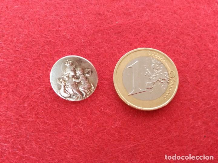 Antig&uuml;edades: Medalla Virgen del Carmen, de alfiler - Foto 3