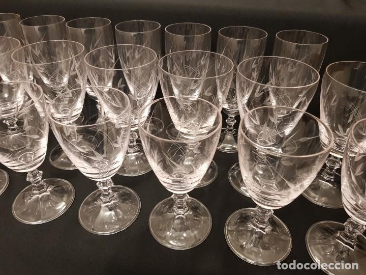 Antig&uuml;edades: Copas de cristal talladas de agua , vino y cava. 9 servicios. Cristal de Francia.