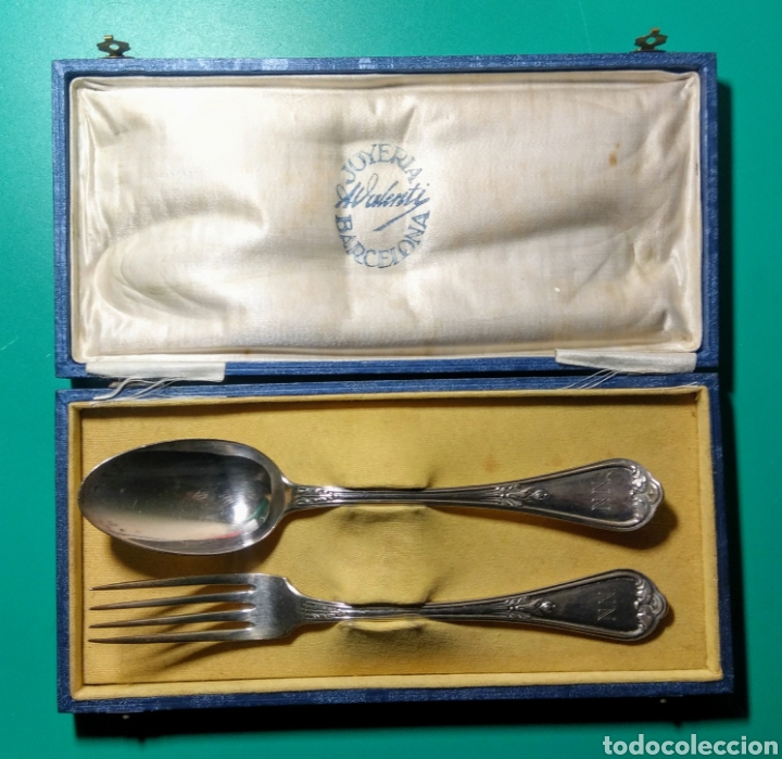 Antig&uuml;edades: 2 Cubiertos de plata contrastada, con estuche. - Foto 1