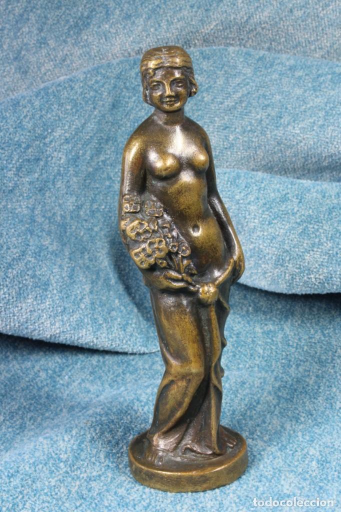 Antig&uuml;edades: Escultura de bronce. Mujer con flores. Art Dec&oacute;
