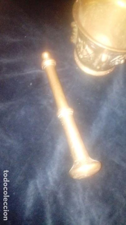 Antig&uuml;edades: Almirez muy antiguo de bronce con mano - Foto 2