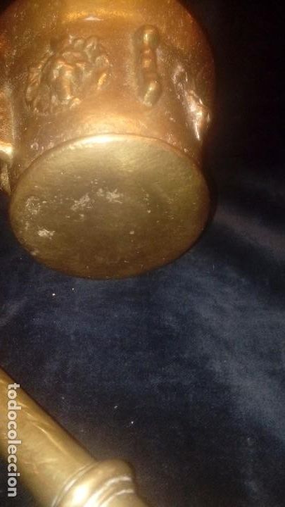 Antig&uuml;edades: Almirez muy antiguo de bronce con mano - Foto 3