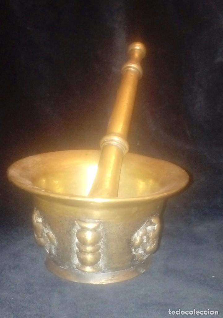 Antig&uuml;edades: Almirez muy antiguo de bronce con mano - Foto 1