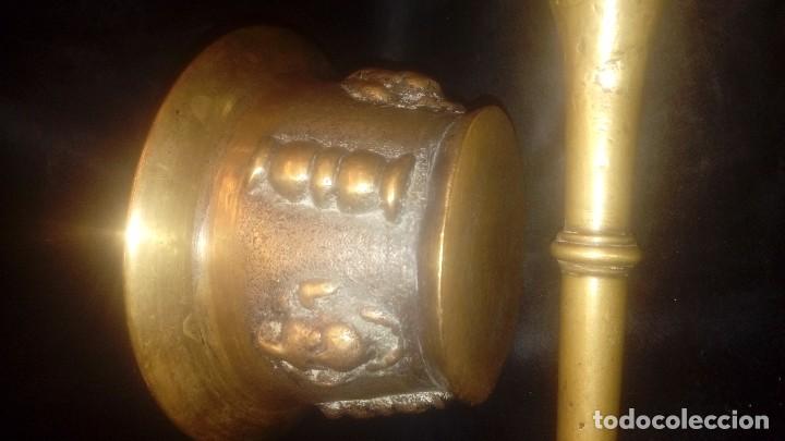 Antig&uuml;edades: Almirez muy antiguo de bronce con mano - Foto 2