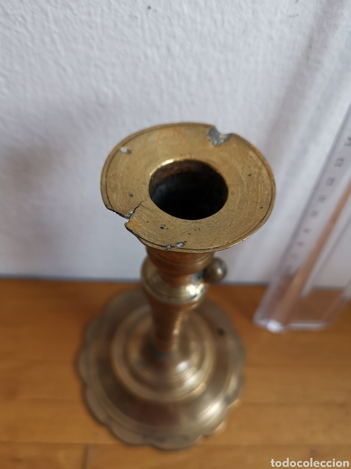 Antig&uuml;edades: Candelabro peque&ntilde;o antiguo, de bronce - Foto 2