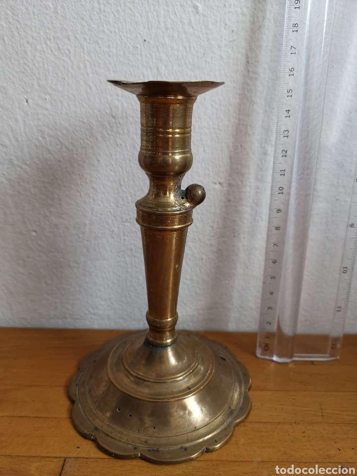 Antig&uuml;edades: Candelabro peque&ntilde;o antiguo, de bronce - Foto 1