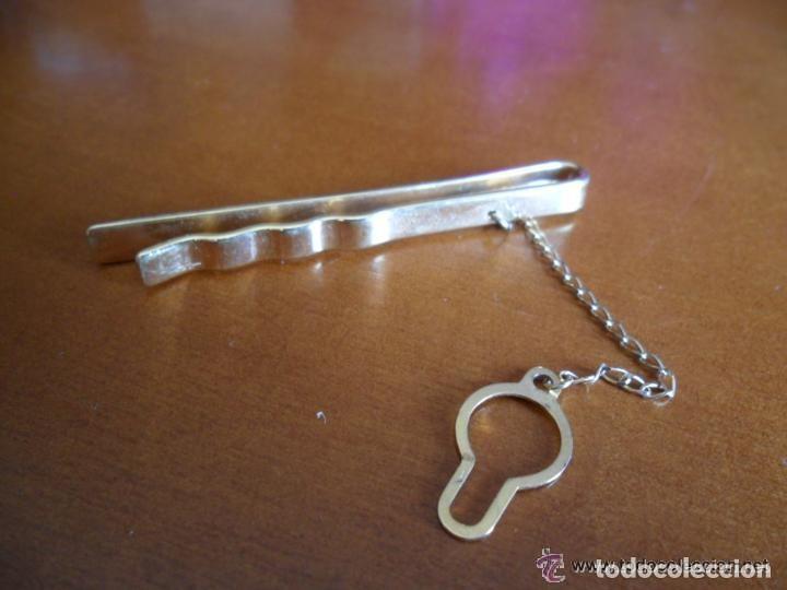 Antig&uuml;edades: ALFILER DE CORBATA EN METAL DORADO - Foto 1