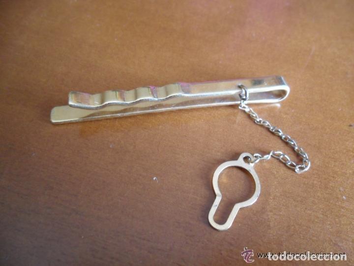 Antig&uuml;edades: ALFILER DE CORBATA EN METAL DORADO - Foto 2