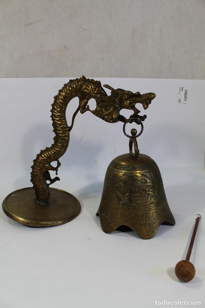 Antig&uuml;edades: campana dragon budista en bronce - Foto 2