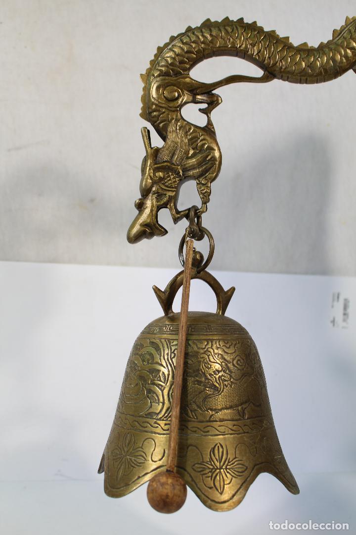 Antig&uuml;edades: campana dragon budista en bronce - Foto 1