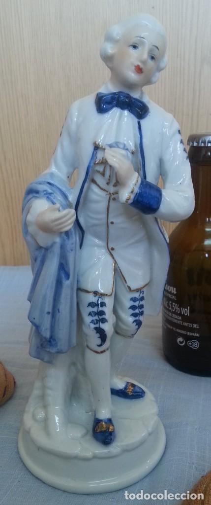 Antiguidades: Caballero. Preciosa figura de porcelana