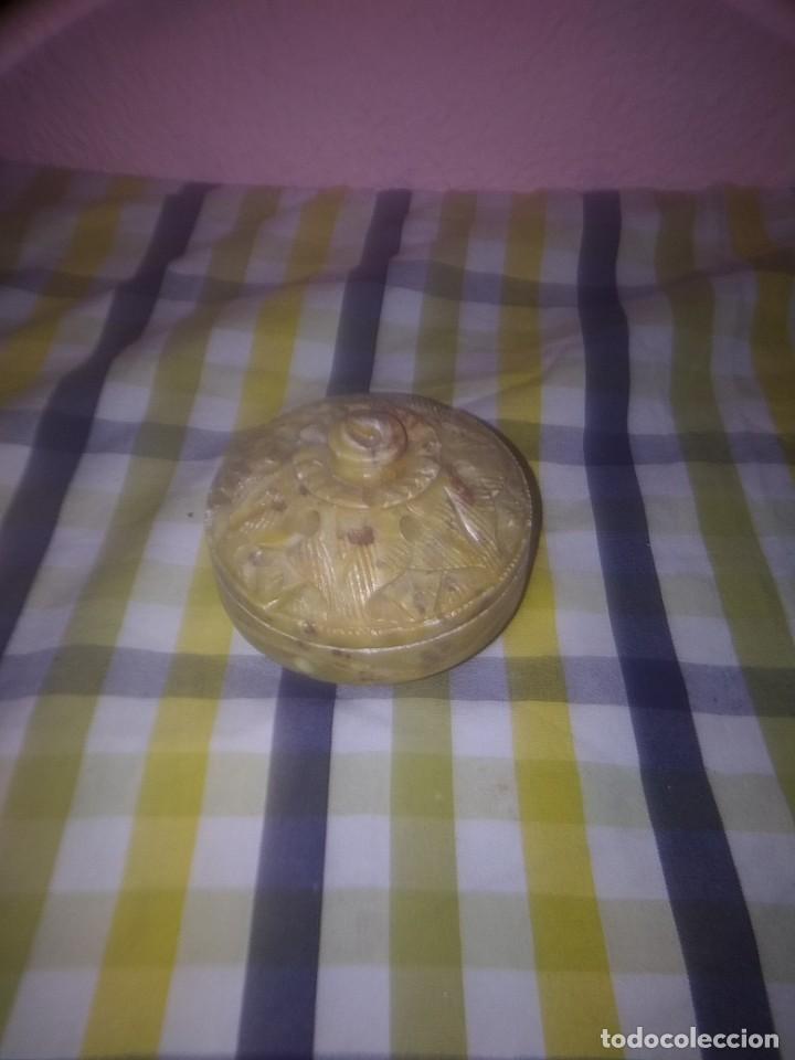Antiquit&auml;ten: Pastillero antiguo en piedra dura o jade