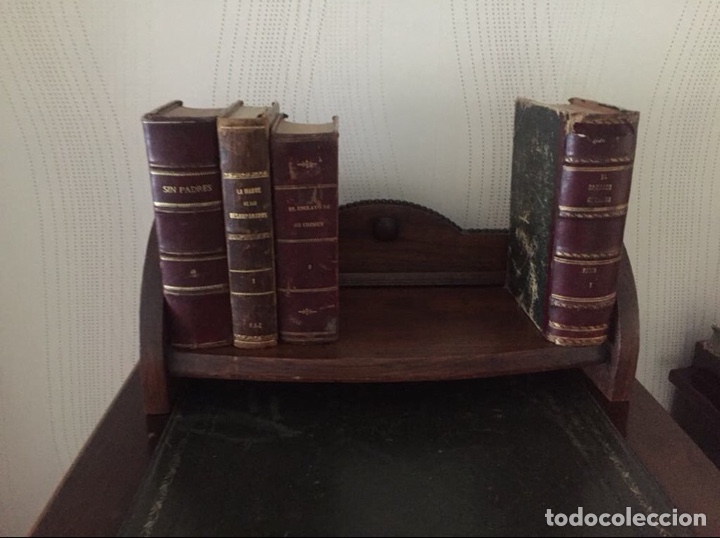 Antig&uuml;edades: Antigua repisa de libro para escritorio - Foto 2