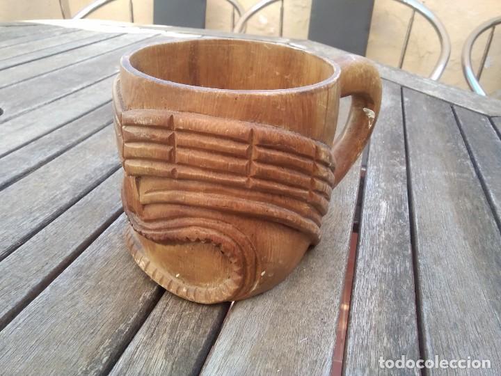 Antiquit&eacute;s: Taza de madera tallada.
