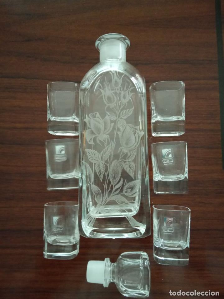 Antig&uuml;edades: licorera grabada a mano con 6 vasos de chupito - Foto 1